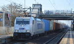 METRANS Rail s.r.o., Praha [CZ] mit  386 027-7  [NVR-Nummer: 91 54 7386 027-7 CZ-MT] und Containerzug am 01.03.21 Durchfahrt Bf.