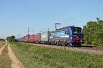 Mit einem langen und vollen Containerzug ausd Italien fuhr am Morgen des 02.06.2020 die Südleasing/SBBCI 193 527  Main  nördlich von Müllheim (Baden) an der Gemeinde Hügelheim