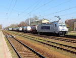 386 035-0 von der METRANS am 21. April 2021bei der Durchfahrt durch den Bahnhof Zossen mit einem Containerzug.

