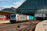 187 510-3 Metrans mit Container in Bremen Hbf, April 2021.