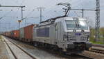 METRANS a.s., Praha [CZ] mit  383 408-2  [NVR-Nummer: 91 54 7383 408-2 CZ-MT] und Containerzug am 06.05.21 Durchfahrt Bf. Golm (Potsdam).