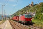 1293 053 ÖBB Vectron mit Containerzug in Kaub, am 16.06.2021.