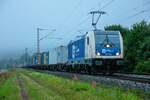 WLC 187 322 mit Containerzug in Thüngersheim, August 2021.