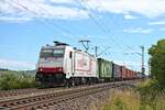 Mit dem DGS 43004 (Pomezia S.Palomba - Rheinhausen) fuhr am späten Nachmittag des 08.07.2020 die AKIEM/BLSC/TXL E 186 903  crossrail  nördlich von Hügelheim über die KBS 702 durchs