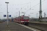 243 179-9 und eine Schwesterlok ziehen einen Containerzug durch Wanne-Eickel Hbf (15.01.2022)