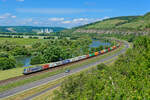 187 513 Akiem/Metrans mit einem Containerzug bei Himmelstadt Richtung Würzburg, 12.06.2020