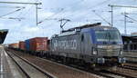 PKP CARGO S.A., Warszawa [PL] mit  EU46-513  [NVR-Nummer: 91 51 5370 025-6 PL-PKPC] und Containerzug am 07.02.22 Durchfahrt Bf.