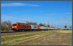 189 014 der DB Cargo passiert am 26.03.2022 mit ihrem Containerzug die Blockstelle Braschwitz.