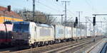 METRANS a.s., Praha [CZ] mit  383 409-0  [NVR-Nummer: 91 54 7383 409-0 CZ-MT] und Containerzug am 23.03.22 Durchfahrt Bf.