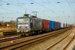 243 069-2 DeltaRail mit Containerzug in Neubeckum, am 26.02.2022.