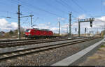 Nach gut 90 Minuten kehrt 193 305 (Siemens Vectron) erneut mit Containern aus den Buna-Werken zurück.