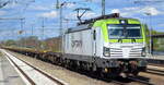 ITL - Eisenbahngesellschaft mbH, Dresden [D] mit  193 898-4  [Name: Falk] (NVR:  91 80 6 193 898-4 D-ITL ) und schwach ausgelastetem Containerzug am 26.04.22 Durchfahrt Bf.