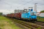 WLC 193 753  Rush Roland  mit Containerzug in Hilden, am 30.04.2022.