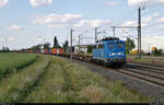 Während einer Sonnenpause lässt sich in Niemberg die 140 810-3 (140 041-5) mit Containern Richtung Halle (Saale) blicken.