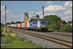 Boxpress Vectron 193537 durchfährt hier am 1.6.2022 um 16.00 Uhr mit einem Container Zug in Richtung Ansbach den ehemaligen Bahnhof Herrenberchtheim.