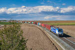 Die nagelneue 193 536 Boxxpress mit einem Containerzug bei Gollhofen Richtung Ansbach, 02.09.2020