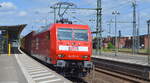 Mitteldeutsche Eisenbahn GmbH, Schkopau [D] mit  145 037-8  [NVR-Nummer: 91 80 6145 037-8 D-DB] und Containerzug am 15.06.22 Durchfahrt Bahnhof Wittenberge.
