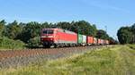 Nürnberger Leasing 120 127 (ex DB), vermietet an Bahnlogistik 24, mit Containerzug in Richtung Hannover (Rohrsen, 02.08.2022).