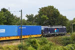 Die Elektrolokomotive 193 566 (370 036) war Ende August 2022 mit einem Containerzug in Rheinhausen unterwegs.