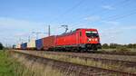 DB Cargo 187 151 mit Containerzug in Richtung Osnabrück (Diepholz, 07.10.2022).