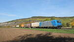 Alpha Trains 185 521-2 mit Containerwagen Richtung Würzburg, am 17.10.2022 in Thüngersheim.