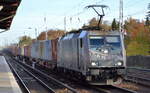 METRANS Rail s.r.o., Praha [CZ] mit  386 020-2  [NVR-Nummer: 91 54 7386 020-2 CZ-MT] und  Containerzug am 08.11.22 Berlin Hirschgarten. 