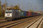 386 028-5 durchfährt Bahnhof Golm mit einem Containerzug, am 14.11.2022.