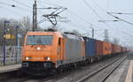 Railtraxx NV, Borgerhout [B]  mit der Alpha Trains Lok  185 606-1  [NVR-Nummer: 91 80 6185 606-1 D-ATLU] und einem Containerzug am 25.01.23 Durchfahrt Bahnhof Berlin Hohenschönhausen.