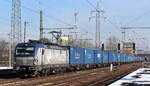 PKP CARGO S.A., Warszawa [PL] mit ihrer  EU46-509  [NVR-Nummer: 91 51 5370 021-5 PL-PKPC] und einem Containerzug  am 07.02.23 Durchfahrt Bahnhof Flughafen BER Terminal 5