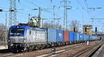 PKP CARGO S.A., Warszawa [PL] mit ihrer  EU46-514  [NVR-Nummer: 91 51 5370 026-4 PL-PKPC] und einem Containerzug am 28.02.23 Durchfahrt Bahnhof Flughafen BER Terminal 5