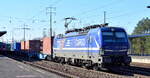 RTB CARGO GmbH, Aachen [D] mit der Vectron  193 791 [NVR-Nummer: 91 80 6193 791-1 D-ELOC] und einem Containerzug Richtung Frankfurt/Oder am 28.02.23 Durchfahrt Bahnhof Flughafen BER Terminal 5