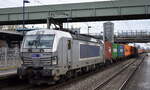 METRANS a.s., Praha [CZ] mit ihrer  383 402-5  [NVR-Nummer: 91 54 7383 402-5 CZ-MT] und einem Containerzug am 13.03.23 Durchfahrt Bahnhof Berlin-Hohenschönhausen