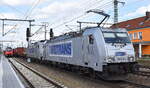 METRANS Rail s.r.o., Praha [CZ] mit ihrer  386 014-5  [NVR-Nummer: 91 54 7386 014-5 CZ-MT] +  386 019-4  [NVR-Nummer: 91 54 7386 019-4 CZ-MT] und Containerzug am Haken am 22.03.23 Durchfahrt Bahnhof