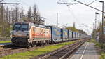 LOKORAIL, a.s., Bratislava mit der Vectron 383 218-5 (NVR-Nummer: 91 56 6383 218-5 SK-RAILL) und einem Container Zug am 21.04.23 bei der Durchfahrt durch den Bahnhof Dabendorf.