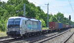 RTB Cargo - Rurtalbahn Cargo GmbH, Düren [D] mit der Railpool Vectron  6193 094  [NVR-Nummer: 91 80 6193 094-0 D-Rpool] und Containerzug am 31.05.23 Höhe Bahnhof Saarmund.