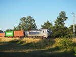 METRANS Vectron 383 420-7 zieht einen Containerzug in der  Kramer-Kurve  im Licht des Sonnenuntergangs am 07.07.2023 auf den Berliner Außen-Ring (BAR).