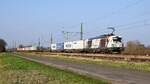 RRL 248 015, vermietet an RheinCargo, mit Containerzug DGS 68735 Bremen-Grolland - Bönen (Diepholz, 08.03.2024).