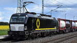 RFO - Rail Force One B.V., Rotterdam [NL] mit der BRCE Vectron  X4 E - 627  [NVR-Nummer: 91 80 6193 627-7 D-DISPO] und einem Containerzug am 18.04.24 Höhe Bahnhof Rodleben. Die Lok wurde wohl gerade ganz frisch foliert u. trug daher noch keine Frontnummer.