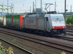 185 580-8 steht mit einem Containerzug im Aachener Westbahnhof.