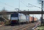 185 544-4 zieht am 07.04.10 einen langen Containerzug durch Ashausen Richtung Hamburger Hafen.