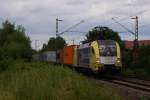 ES 64 U2-003 mit einem Containerzug in Hannover Limmer am 30.07.2010