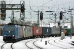 185 535-2 und 185 581-6 bei der Durchfahrt in Aachen 28.12.2010