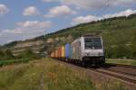 EVB 185 673-1 mit einem Containerzug in Thngersheim am 02.08.2011