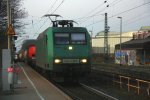 145 CL-005 von Crossrail braust durch Kohlscheid als Umleiter mit einem Containerzug aus Richtung Herzogenrath nach Aachen-West und fhrt die Kohlscheider-Rampe hoch Abendstimmung.