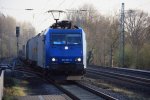 185 527-9 von Crossrail kommt durch Kohlscheid als Umleiter mit einem Containerzug aus Aachen-West in Richtung Herzogenrath,  Neuss bei Abendsonne am 28.3.2012.