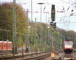 185 591-5 von Crossrail steht in Aachen-West mit einem Contaierzug und wartet auf die Abfahrt in Richtung Kln bei Abendstimmung am 26.4.2012.