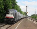 ES 64 U2-071 der MRCE zieht am 28. Mai 2012 einen Containerzug in den Bahnhof Beratzhausen.