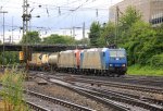 185 535-2 185 591-5 beide von Crossrail kommen aus Richtung Kln mit einem Containerzug aus Italien nach Belgien und fahren in Aachen-West ein bei Regenwolken am 24.6.2012.