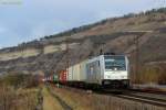 185 676-4 von Railpool/EVB mit einem Containerzug bei Thngersheim im Maintal (02.01.2012)