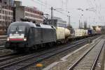 ES 64 U2 - 009 / 182 509-0 mit einem Containerzug in Mnchen Heimeranplatz am 01.02.2013